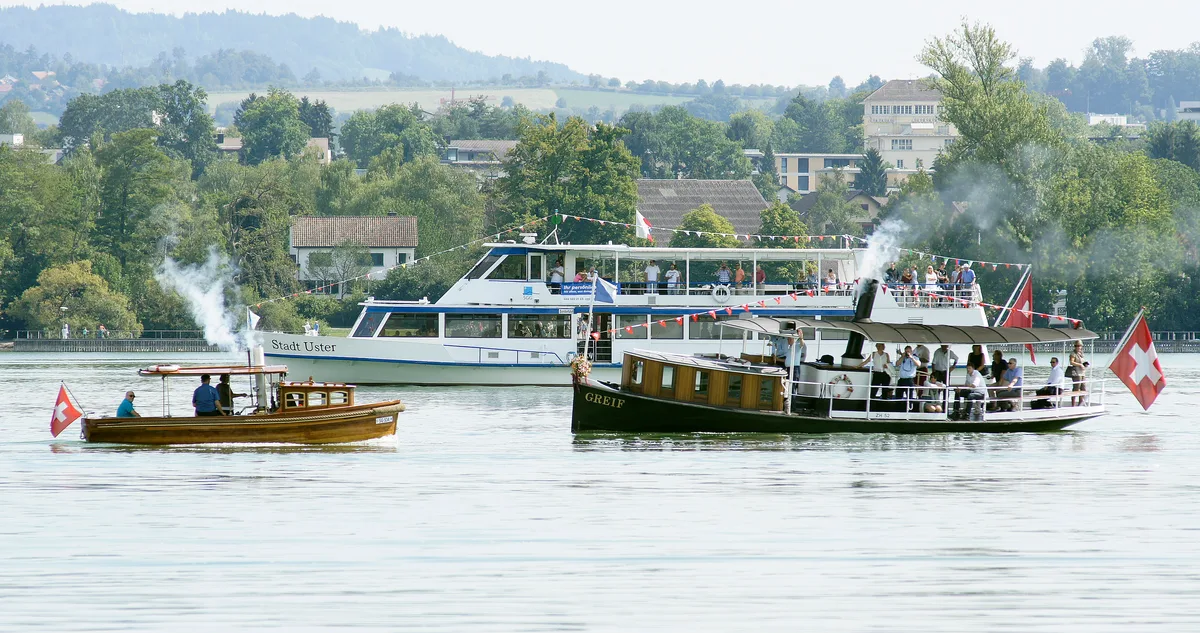 Zum 120. Geburtstag des Dampfschiffs «Greif» gab es auf dem Greifensee und bei Maur spektakuläre Flottenparaden.